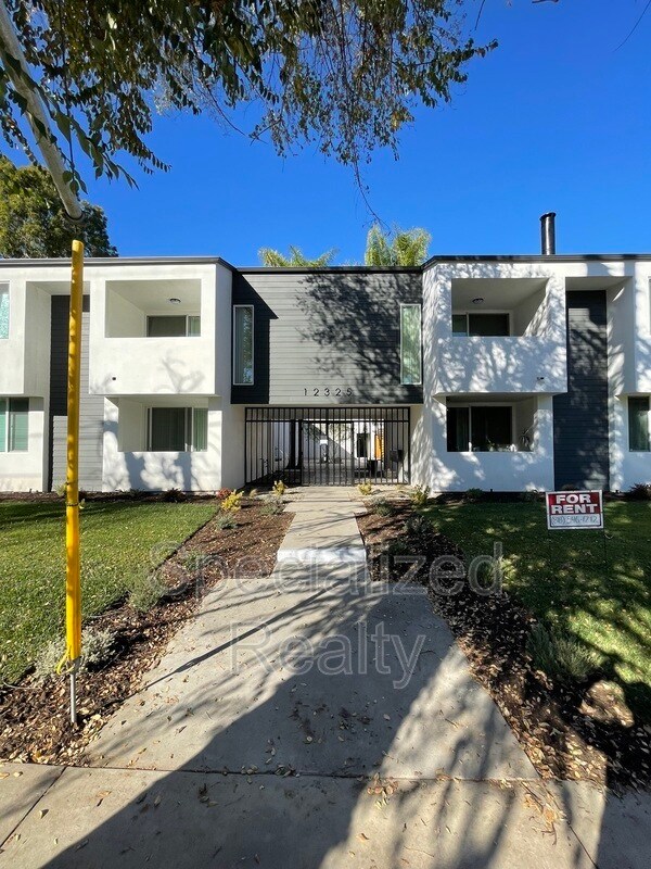 Building Photo - 12325 Moorpark St