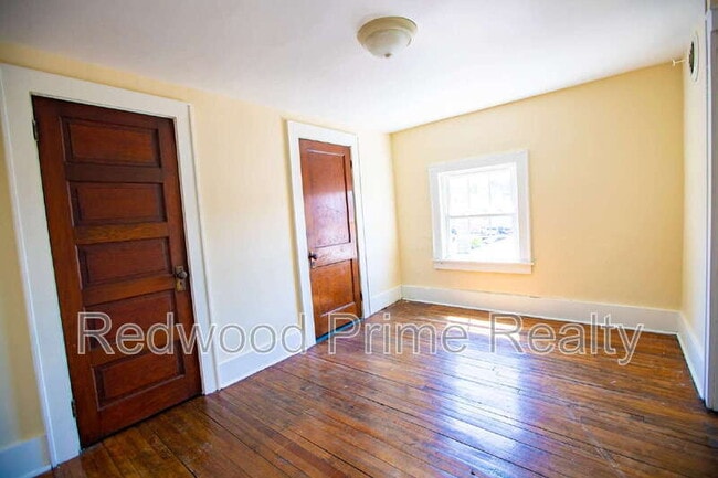 Building Photo - 908 Main St