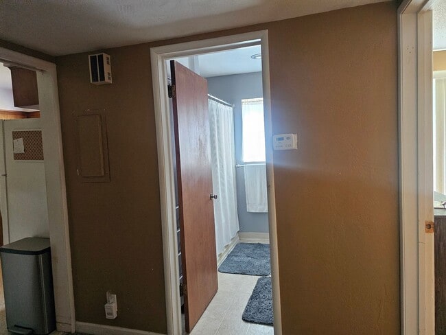 Building Photo - Cute partially furnished apartment with sm...