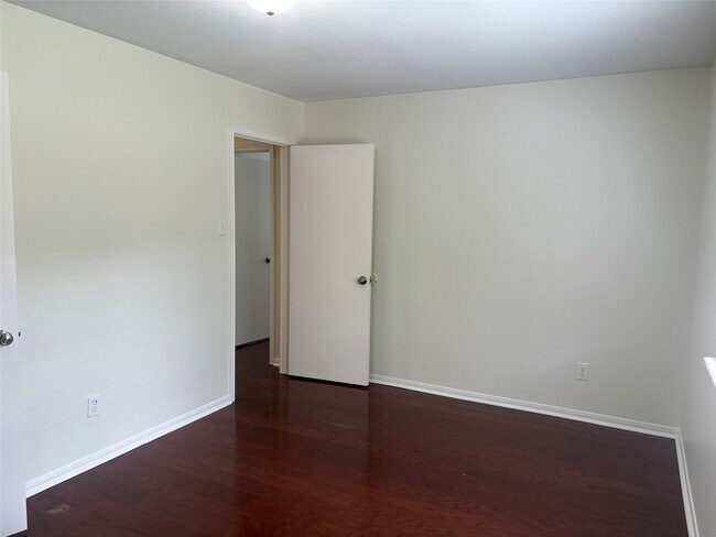 Building Photo - 18385 Ten Oaks Ct
