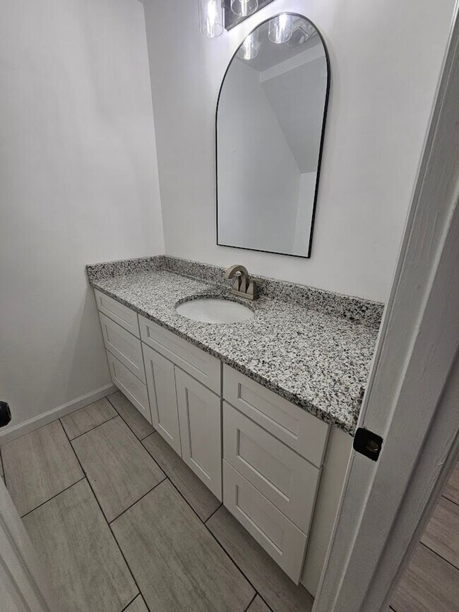 Building Photo - 71 Westgate Cir