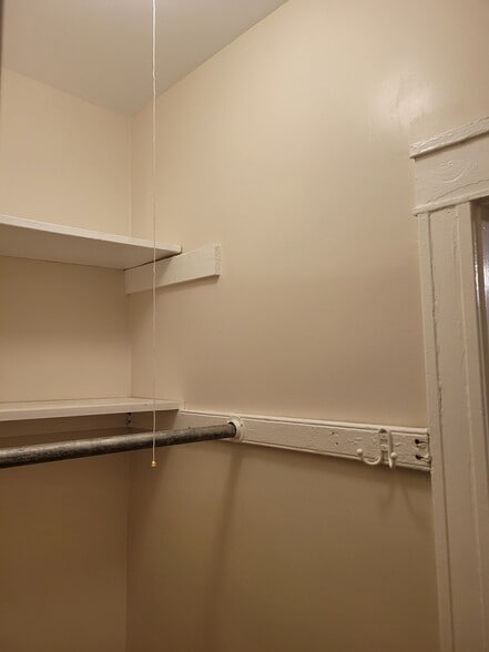 Building Photo - 4003 N Hamlin Ave