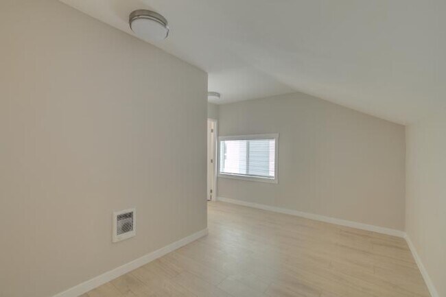Building Photo - 5 bedroom in Seattle WA 98105
