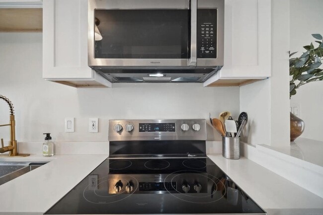 Building Photo - 1417 E 38th Pl