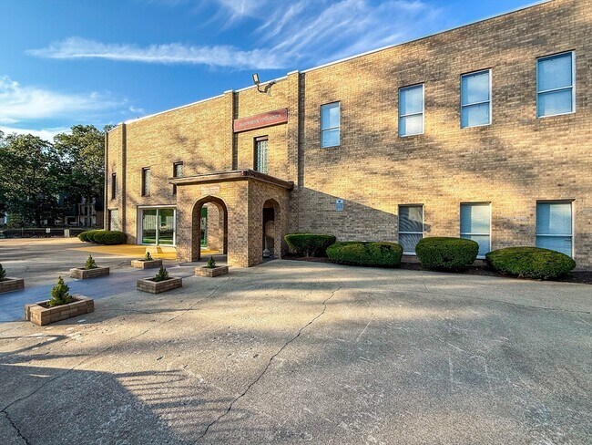 Building Photo - 10 Shadowbrook Ln