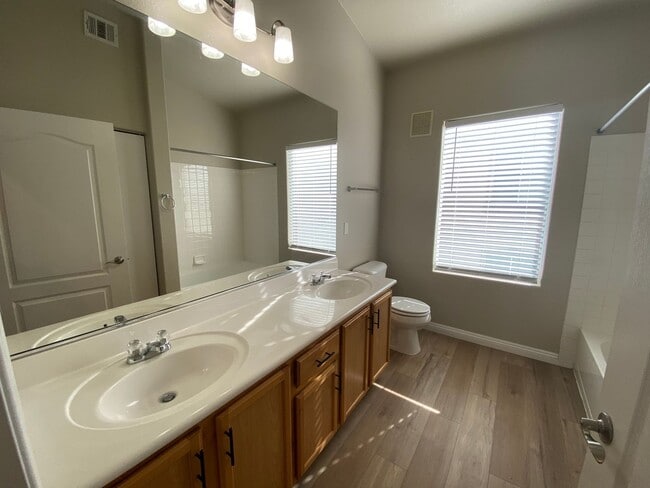 Building Photo - Modern Condo in Gated Community!