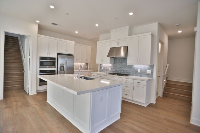 Building Photo - 5 Bedroom SFR in Irvine