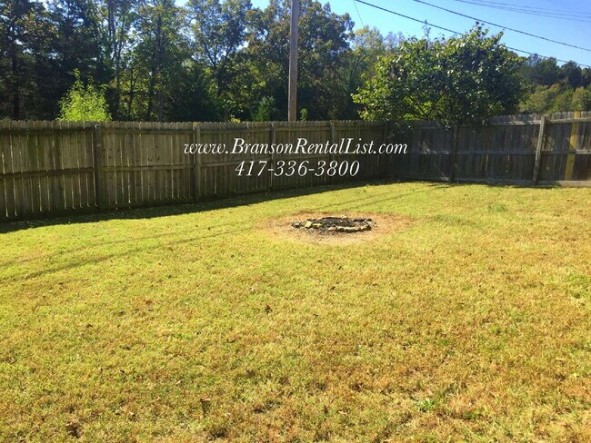Building Photo - Large 5 Bedroom with lawn care and a commu...