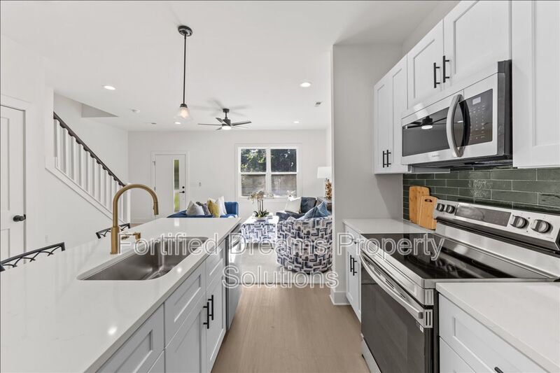 Building Photo - 210 S Carter St