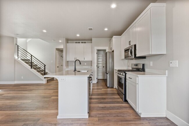 Building Photo - Awesome end unit 3 Bed 2.5 Bath townhome i...
