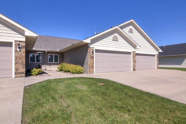 Building Photo - 2 Bedroom Town Home