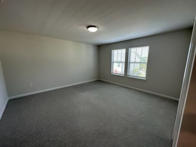 Building Photo - Lovely townhome in gated subdivision minutes from historic Marietta Square!