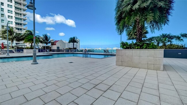 Building Photo - 1155 Brickell Bay Dr