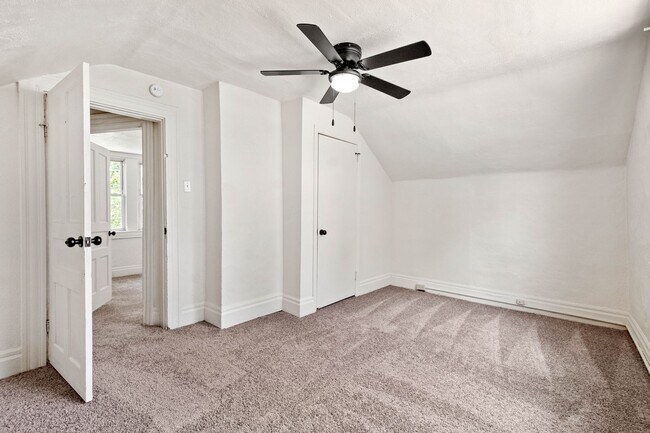 Building Photo - GREAT TWO BEDROOM IN SOUTH SIDE SLOPES!