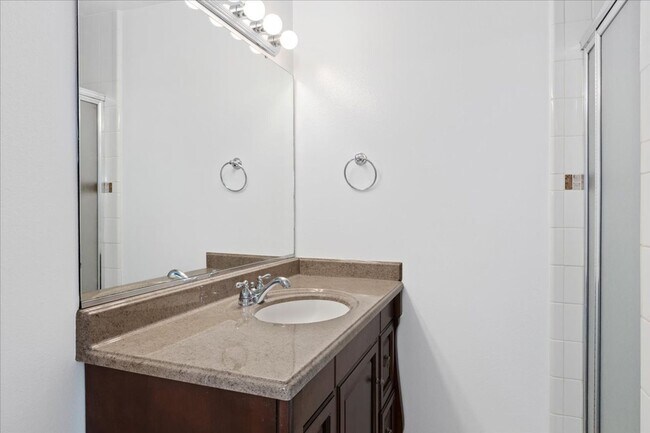 Building Photo - Escondido 2 bed 2.5 bath condo for lease