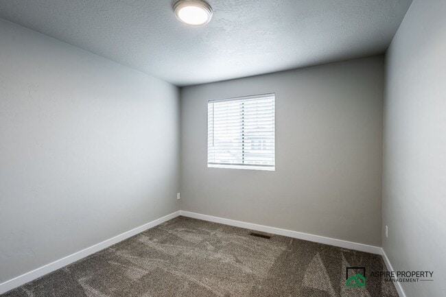 Building Photo - Upgraded 4 bed 3 bath home