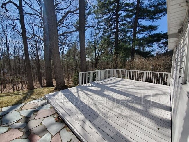 Building Photo - 15 Rivercrest Dr