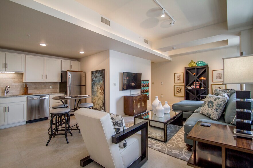 Building Photo - 221 W 2nd St