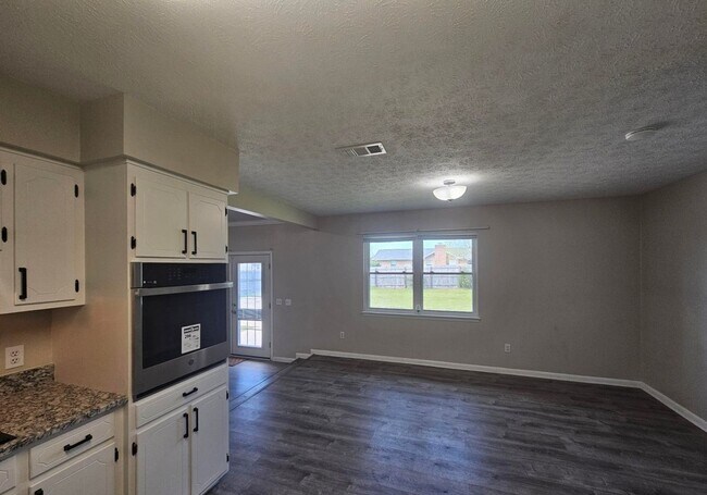Building Photo - Adorable move-in ready home 3 bedroom 2 bath