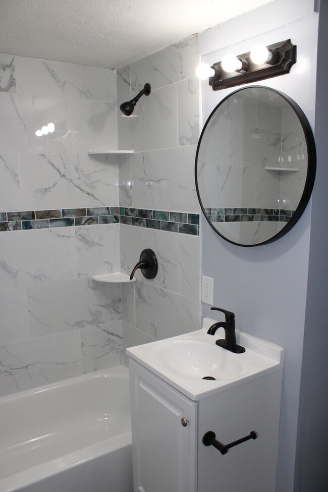 Building Photo - Spacious 4 Bedroom and 1 full bath home in Kansas City, MO.