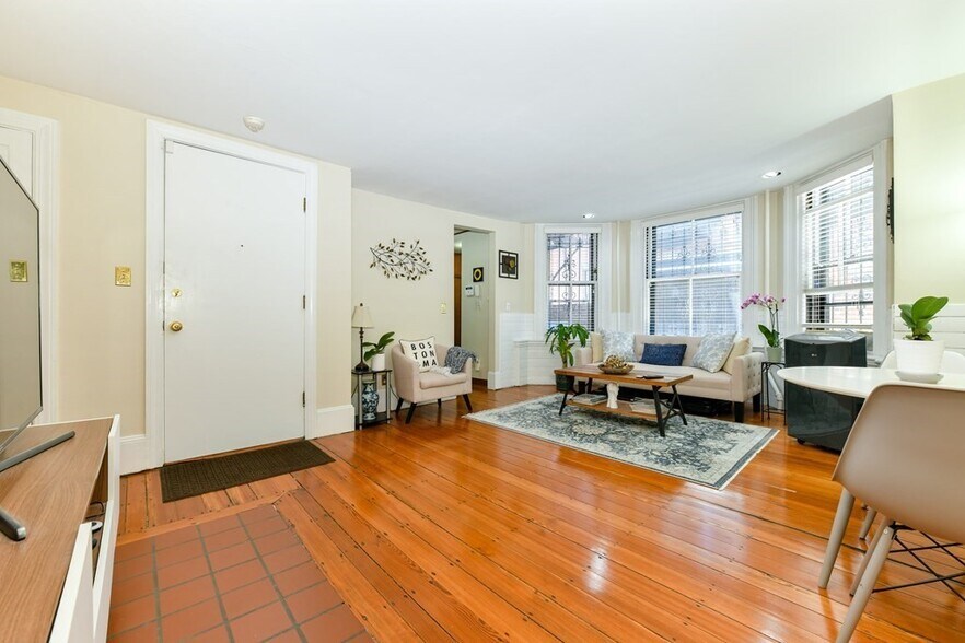 Building Photo - 43 Beacon St