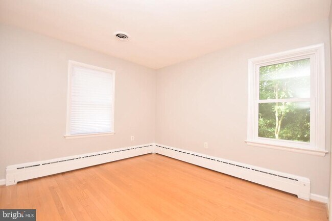 Building Photo - 204 W Locust St