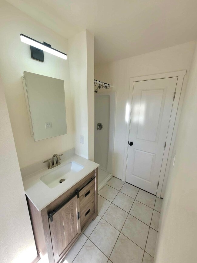 Building Photo - 1550 Encino Dr