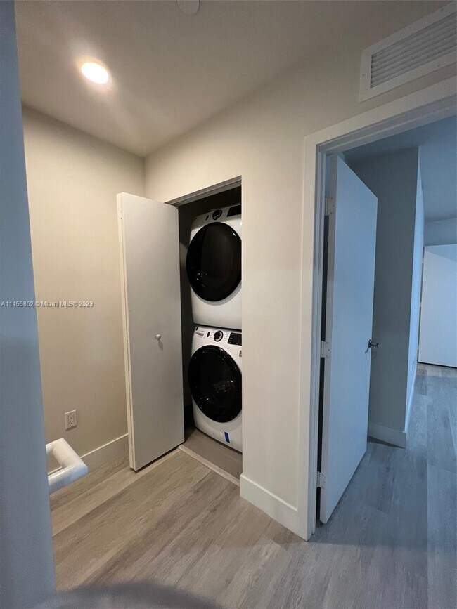 Building Photo - 2561 NE 193rd St