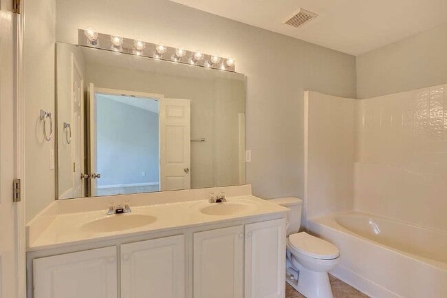 Building Photo - 3 Bedroom Townhome off Pelham Road
