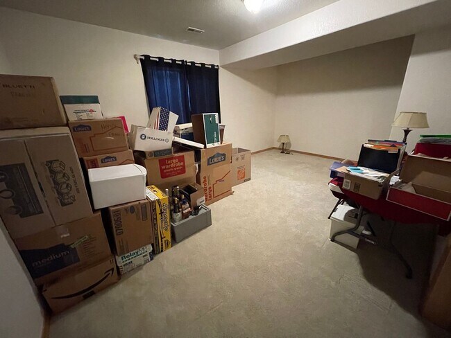 Building Photo - ADORABLE 5 BEDROOM, 4 BATH, 3 CAR GARAGE L...