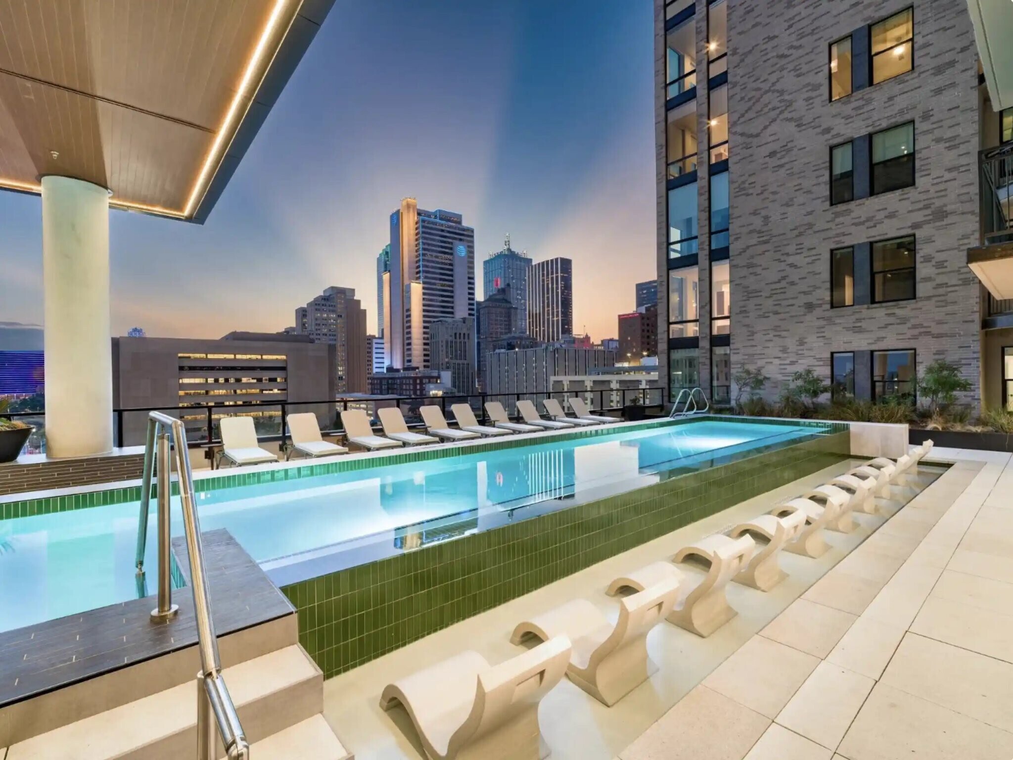 Building Photo - 400 South Saint Paul St