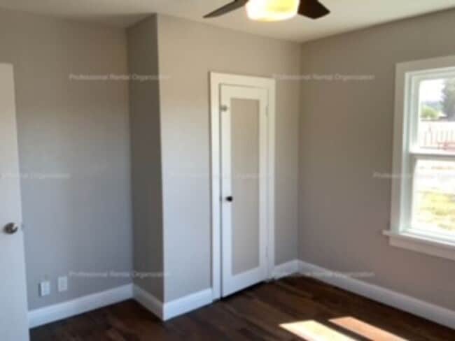 Building Photo - Country property minutes from downtown Pet...