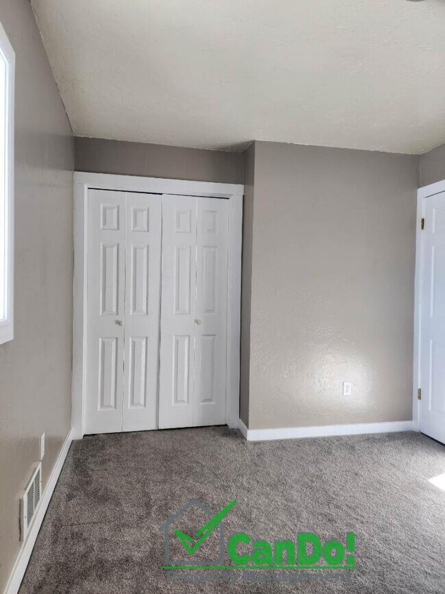 Building Photo - Newly remodeled 2 bedroom, 1.5 bathroom townhome in Blackfoot with Fiber Internet- Available now!