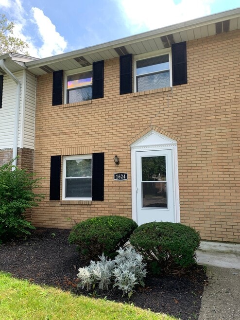 Building Photo - 1624 Williamsburg Ln E