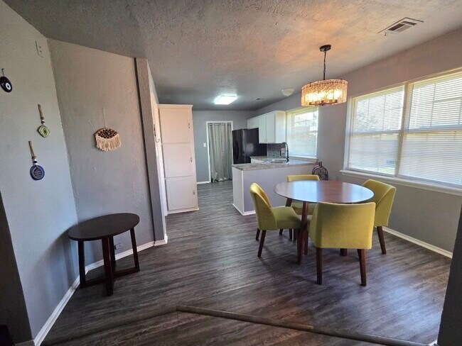 Building Photo - 4806 SE Redbud Pl