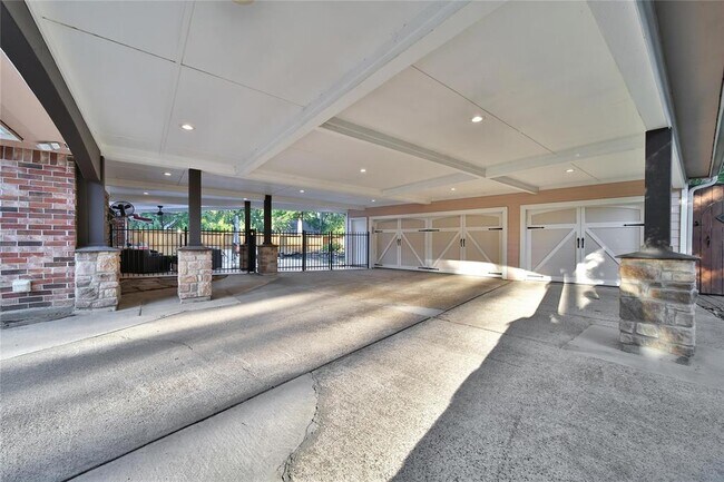 Building Photo - 1 Greenridge Forest Ct