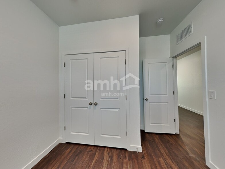 Building Photo - 18449 W Honeysuckle Dr