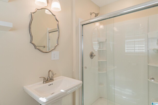 Building Photo - 615 Broadway St