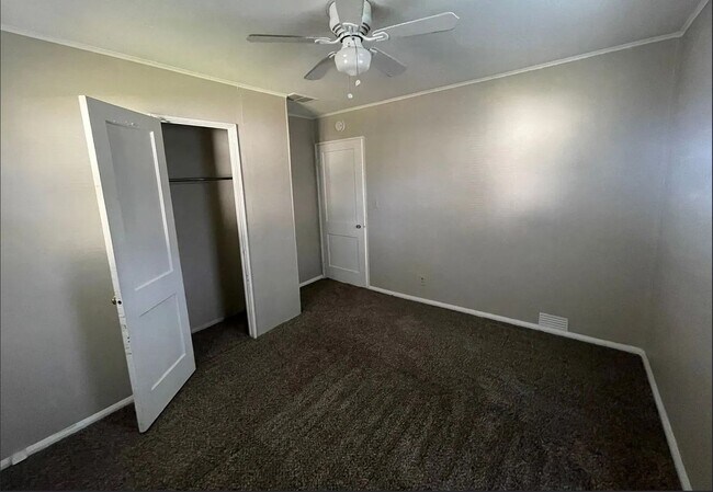 Building Photo - 3-Bedroom Single Family Home with Spacious Backyard - Available August 1st!