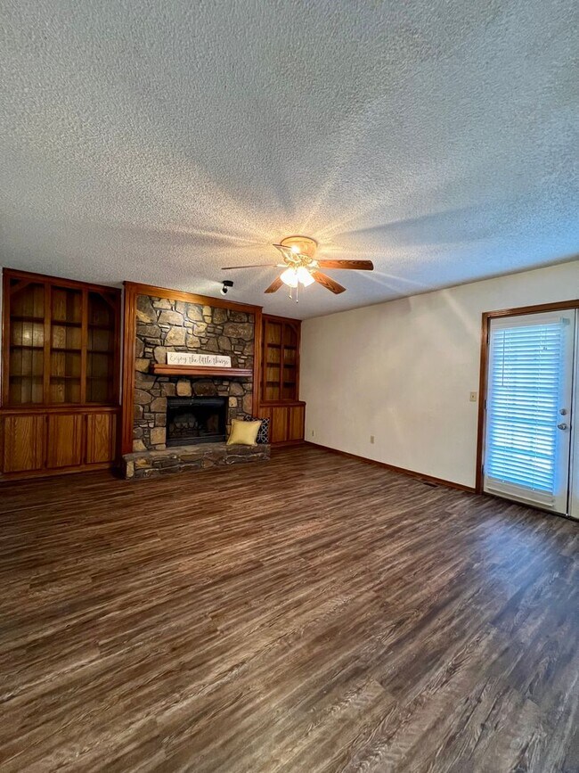 Building Photo - Spacious Home in Yukon- 3 bed, 2 ba, plus office space with built-in's