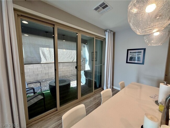 Building Photo - 572 Pear Lake St