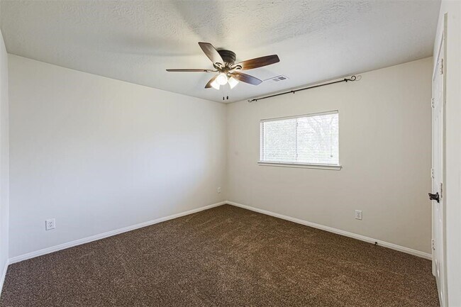 Building Photo - 17106 Summer Hollow Dr