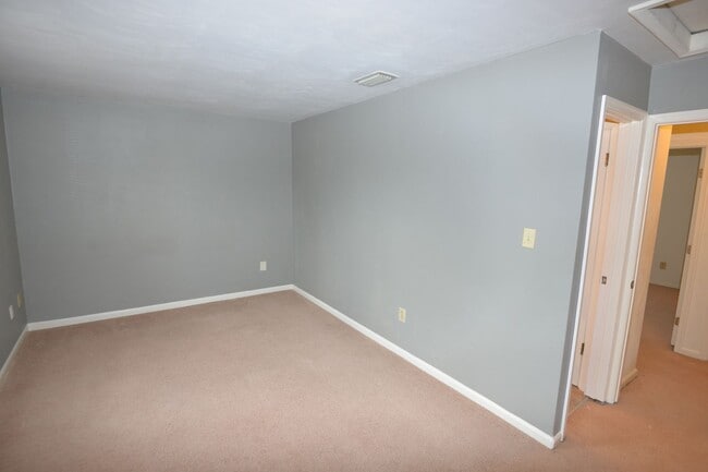 Building Photo - Updated 2 Bedroom Townhome in Salem Lakes