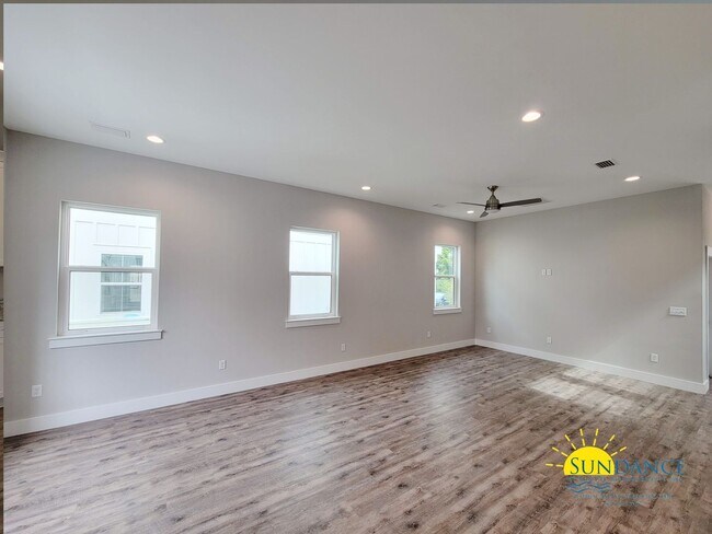 Building Photo - Stunning 3 Bedroom Home in SRB!