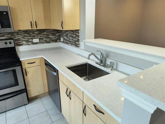 Building Photo - 533 NE 3rd Ave