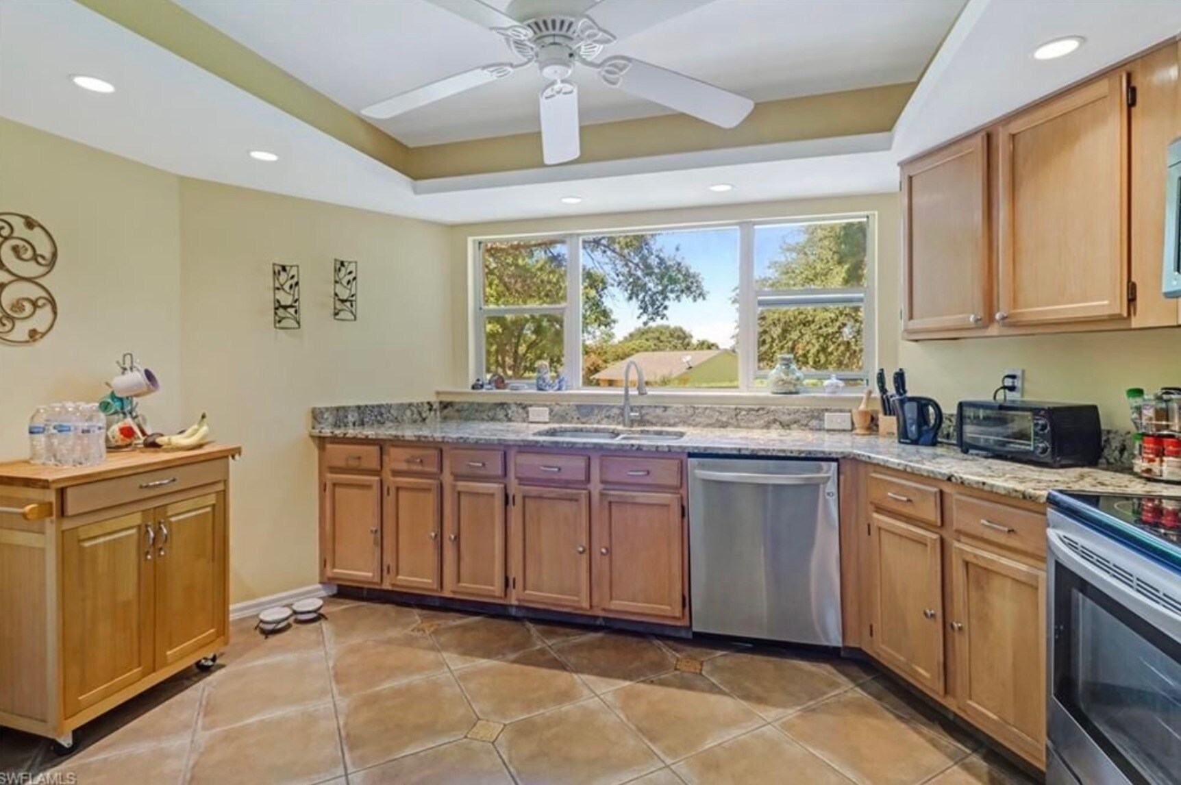 Building Photo - 9840 Luna Cir