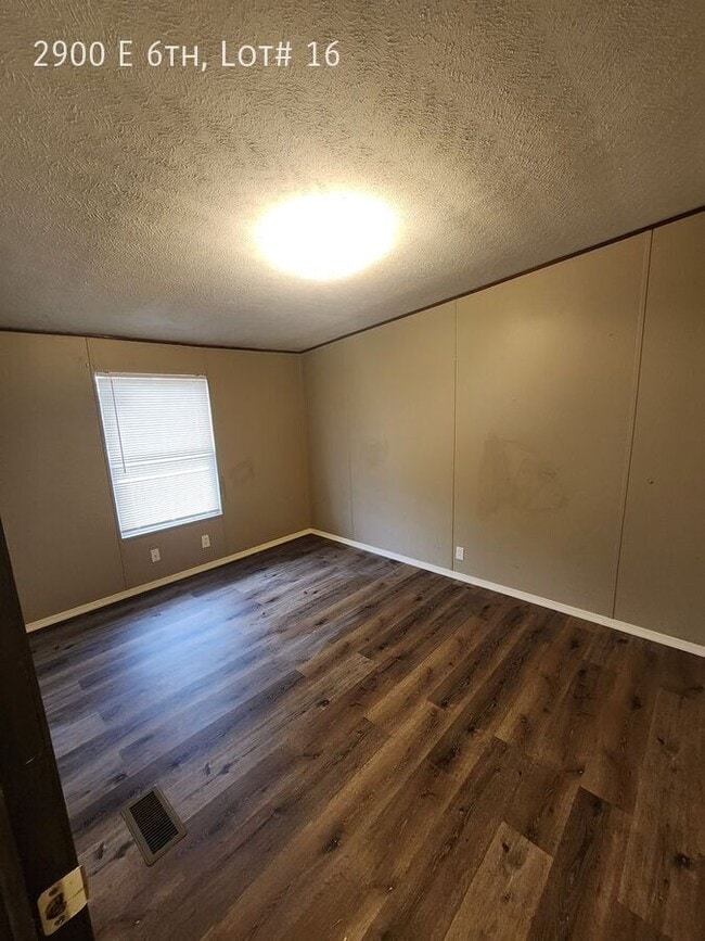 Building Photo - 2900 E 6th Ave