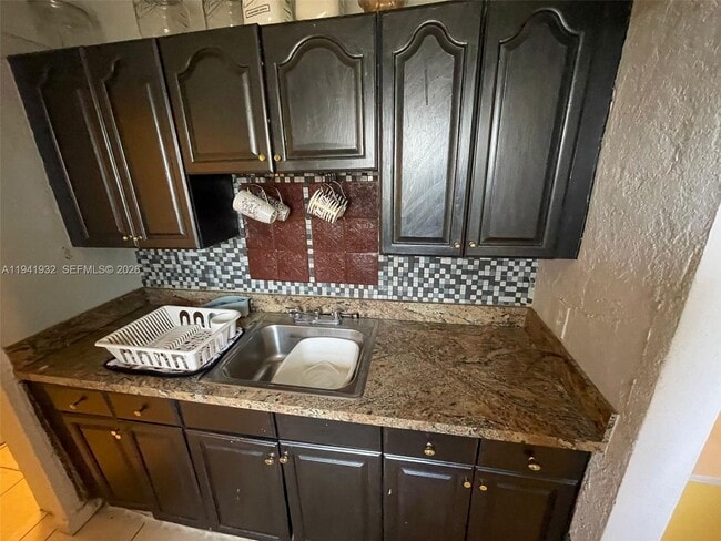 Building Photo - 1645 Lauderdale Manor Dr