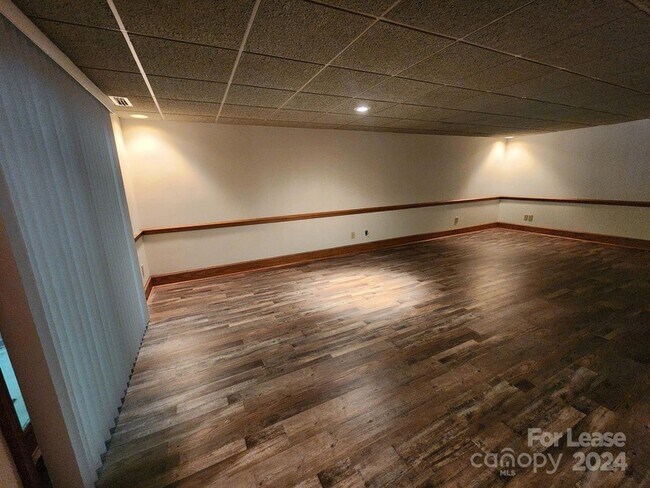 Building Photo - 9000 Oakridge Dr