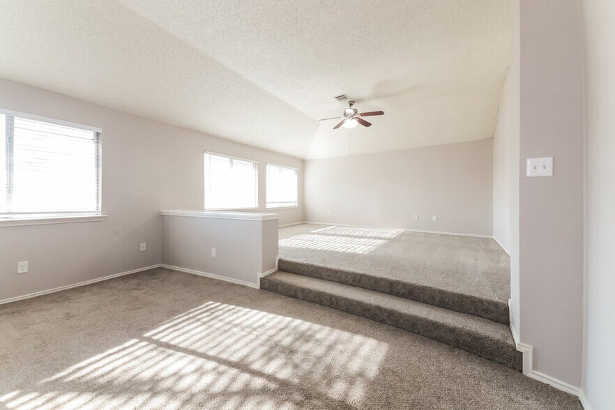 Building Photo - 5909 Iris Dr